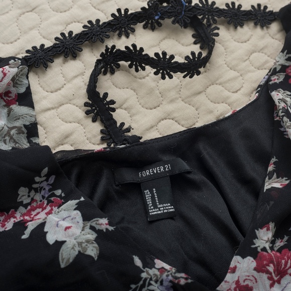 Forever 21 FLORAL DRESS SIZE SMALL - Picture 4 of 5